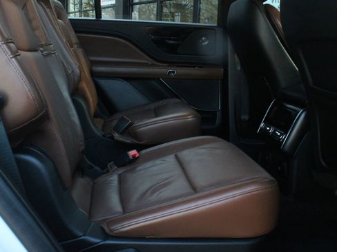 Used 2020 Lincoln Aviator Reserve w/ Equipment Group 201A image 38