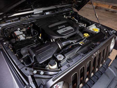 Used 2018 Jeep Wrangler Unlimited Sport image 33