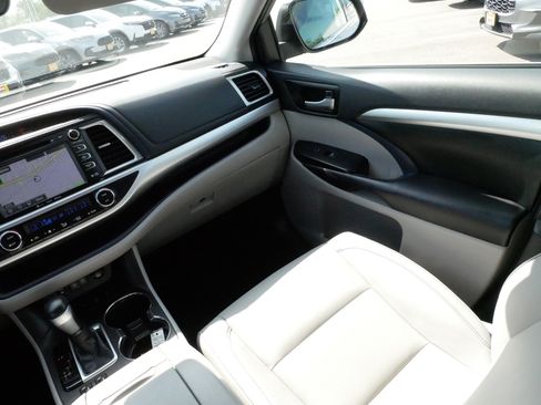 Used 2019 Toyota Highlander XLE AWD/4WD image 11