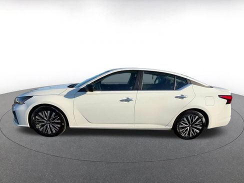 Used 2025 Nissan Altima 2.5 SV image 9