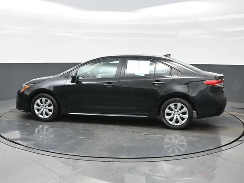 Used 2022 Toyota Corolla LE image 3