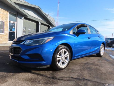 Used 2017 Chevrolet Cruze LT FWD image 4