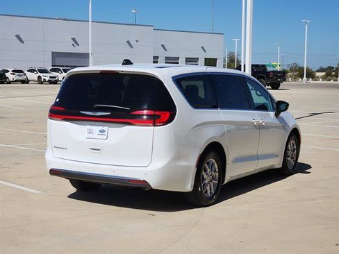 Used 2024 Chrysler Pacifica Touring-L image 4