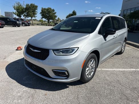 New 2026 Chrysler Pacifica Select image 12