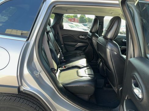 Used 2021 Jeep Cherokee Latitude Plus w/ Mopar Interior Package AWD/4WD image 18