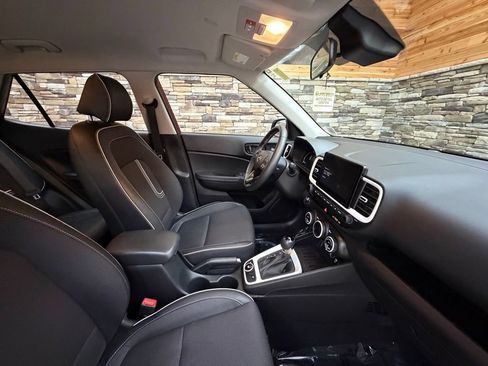 Used 2024 Hyundai Venue Limited image 14