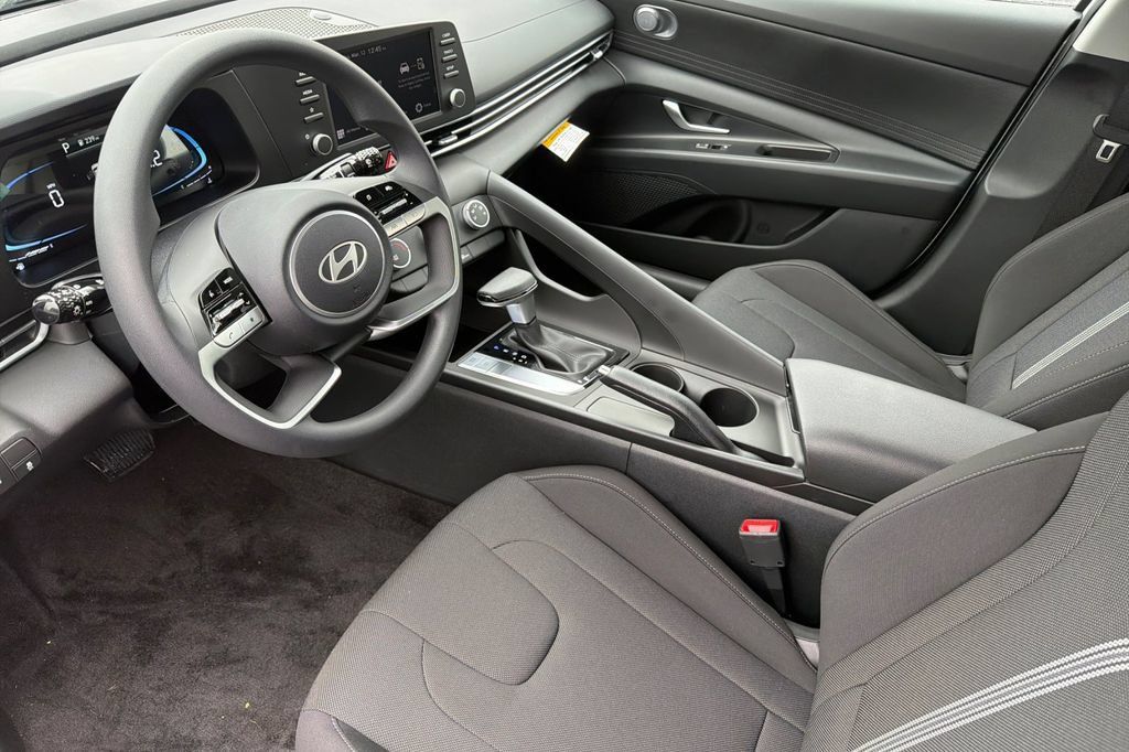 Certified 2026 Hyundai Elantra SE FWD image 8