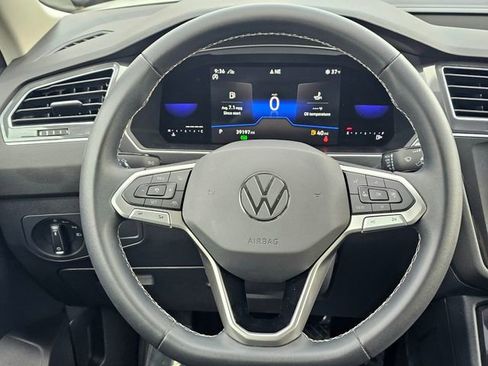 Used 2022 Volkswagen Tiguan SE image 32