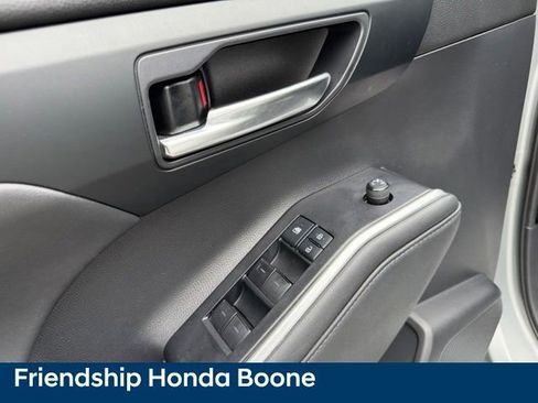 Used 2020 Toyota Highlander XLE AWD/4WD image 16