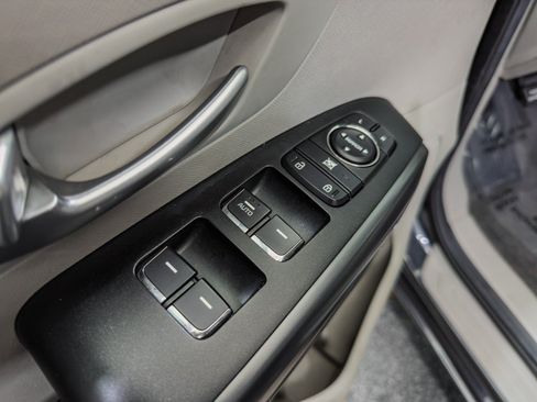 Used 2019 Kia Sedona LX FWD image 23