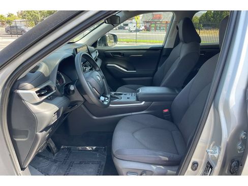 Used 2021 Toyota Highlander L FWD image 10