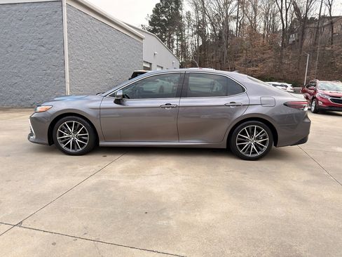 Used 2022 Toyota Camry XLE image 6