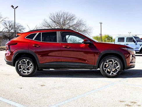 Used 2025 Chevrolet Trax LT w/ Driver Confidence Package image 4