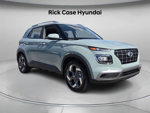 Certified 2025 Hyundai Venue SEL image 9