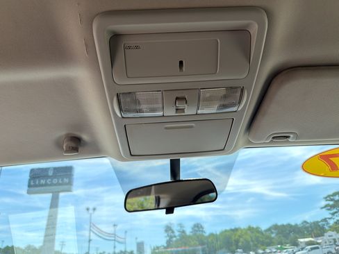 Used 2017 Nissan Titan SV RWD image 15