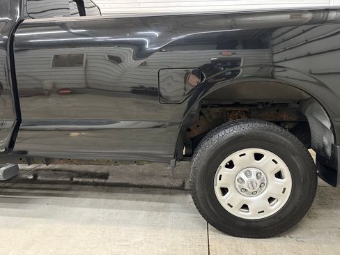 Used 2017 Nissan Titan SV AWD/4WD image 8