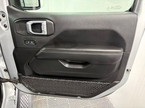 Used 2022 Jeep Gladiator Overland w/ LED Lighting Group AWD/4WD image 12