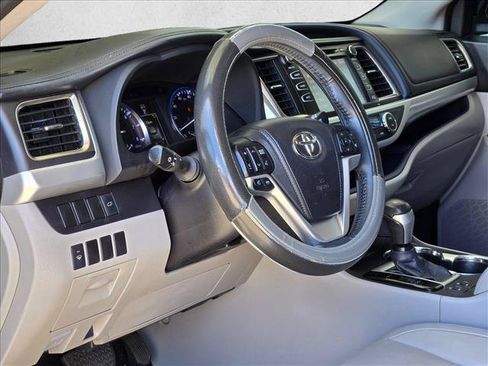 Used 2015 Toyota Highlander XLE FWD image 9