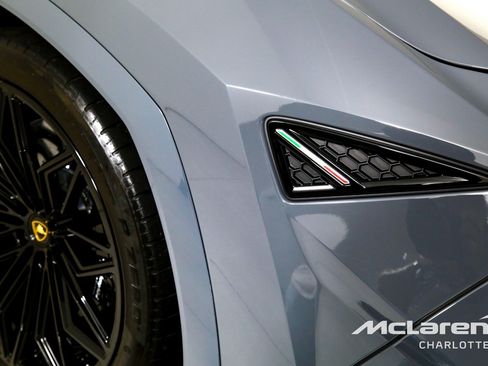 Used 2025 Lamborghini Urus SE AWD/4WD image 44