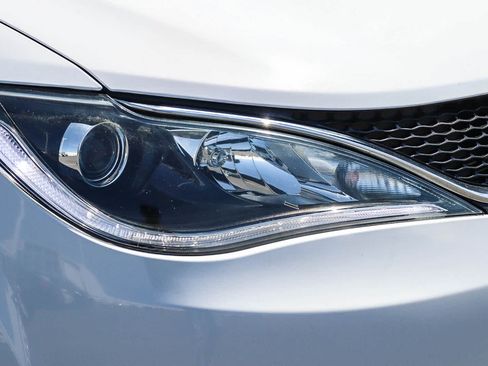Used 2019 Chrysler Pacifica Limited FWD image 4