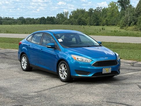 Used 2015 Ford Focus SE w/ SE Cold Weather Package FWD image 1
