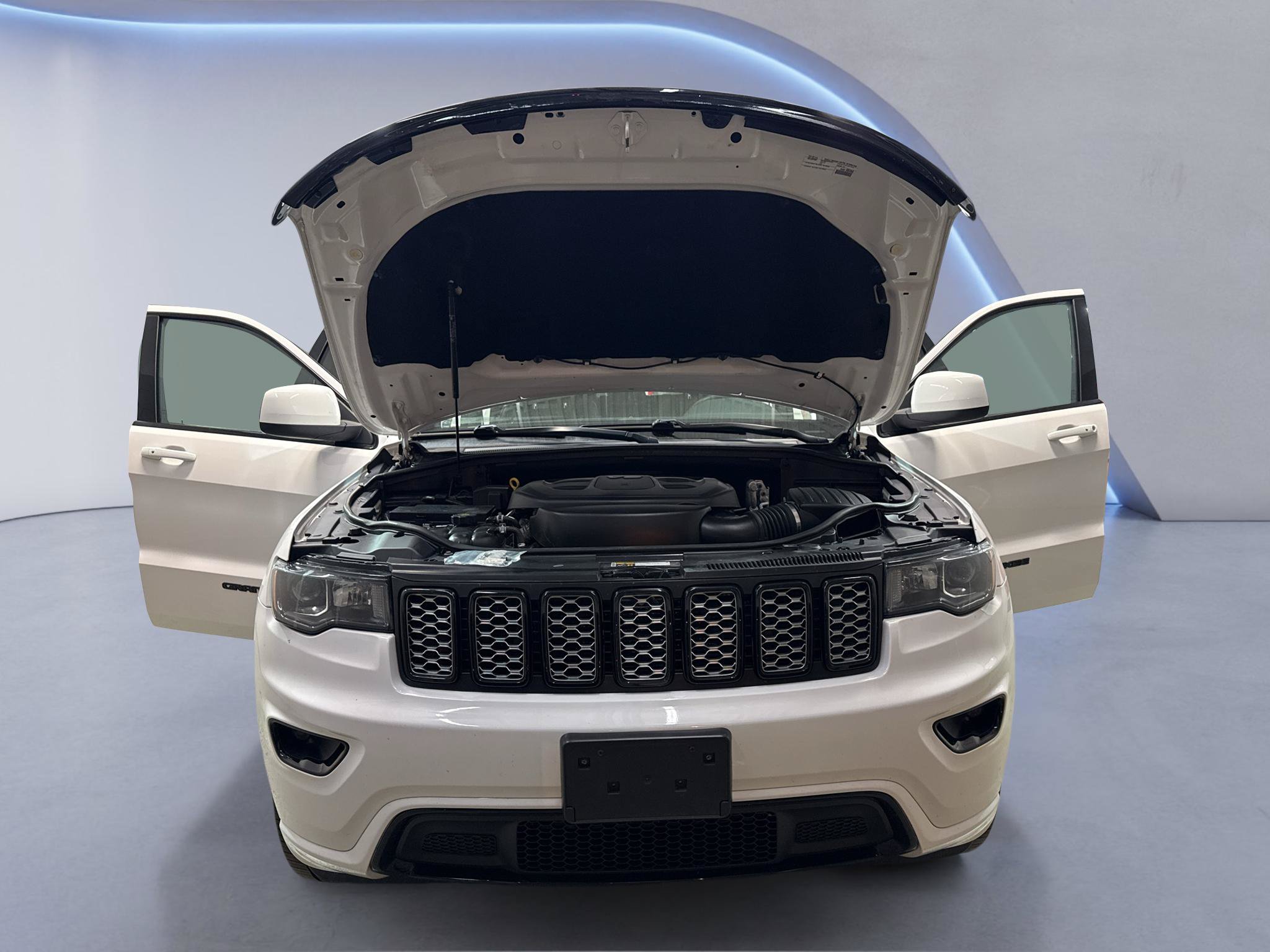 Used 2019 Jeep Grand Cherokee Altitude AWD/4WD image 10