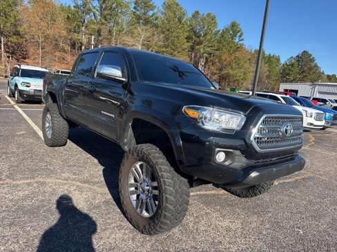 Used 2022 Toyota Tacoma SR image 1