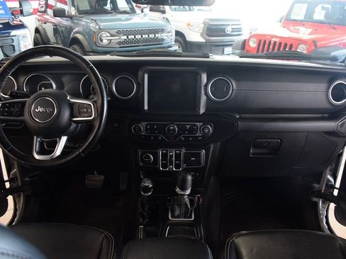 Used 2018 Jeep Wrangler Unlimited Sahara AWD/4WD image 21