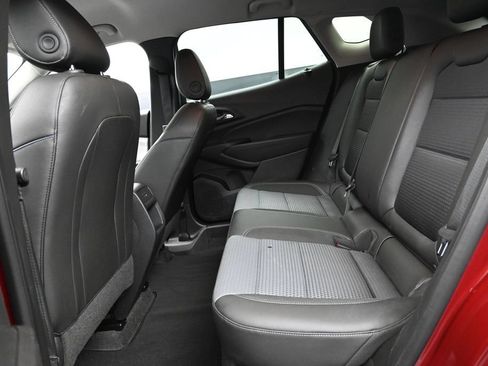 Used 2025 Chevrolet Trax LT w/ LT Convenience Package FWD image 24