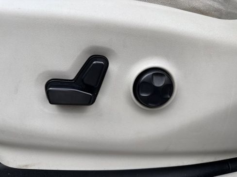 Used 2017 Chrysler Pacifica Touring-L w/ Tire & Wheel Group image 19