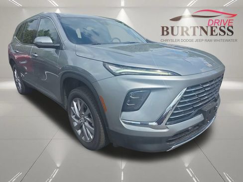 Certified 2025 Buick Enclave Preferred FWD image 3