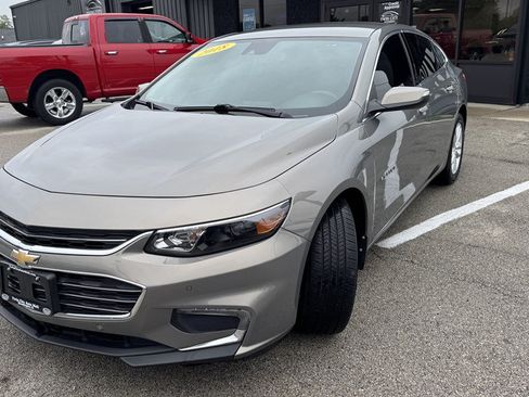 Used 2018 Chevrolet Malibu LT w/ Leather Package FWD image 4