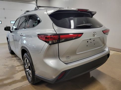 Used 2021 Toyota Highlander XLE AWD/4WD image 6