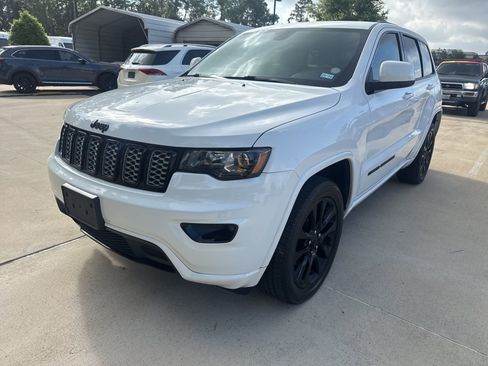 Used 2018 Jeep Grand Cherokee Altitude image 8