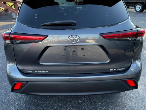 Used 2020 Toyota Highlander XLE AWD/4WD image 6