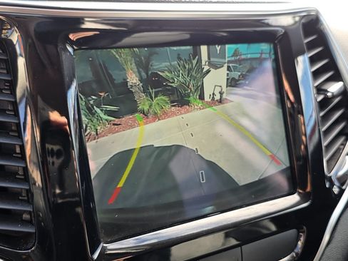 Used 2019 Jeep Cherokee Limited FWD image 40