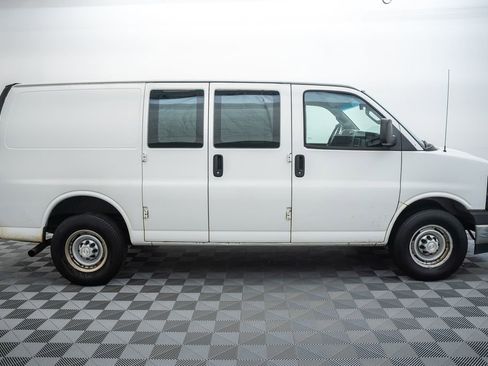 Used 2017 Chevrolet Express 3500 RWD image 4