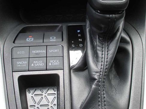 Used 2022 Toyota RAV4 LE image 23