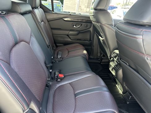 Used 2025 Honda Pilot Black Edition image 14