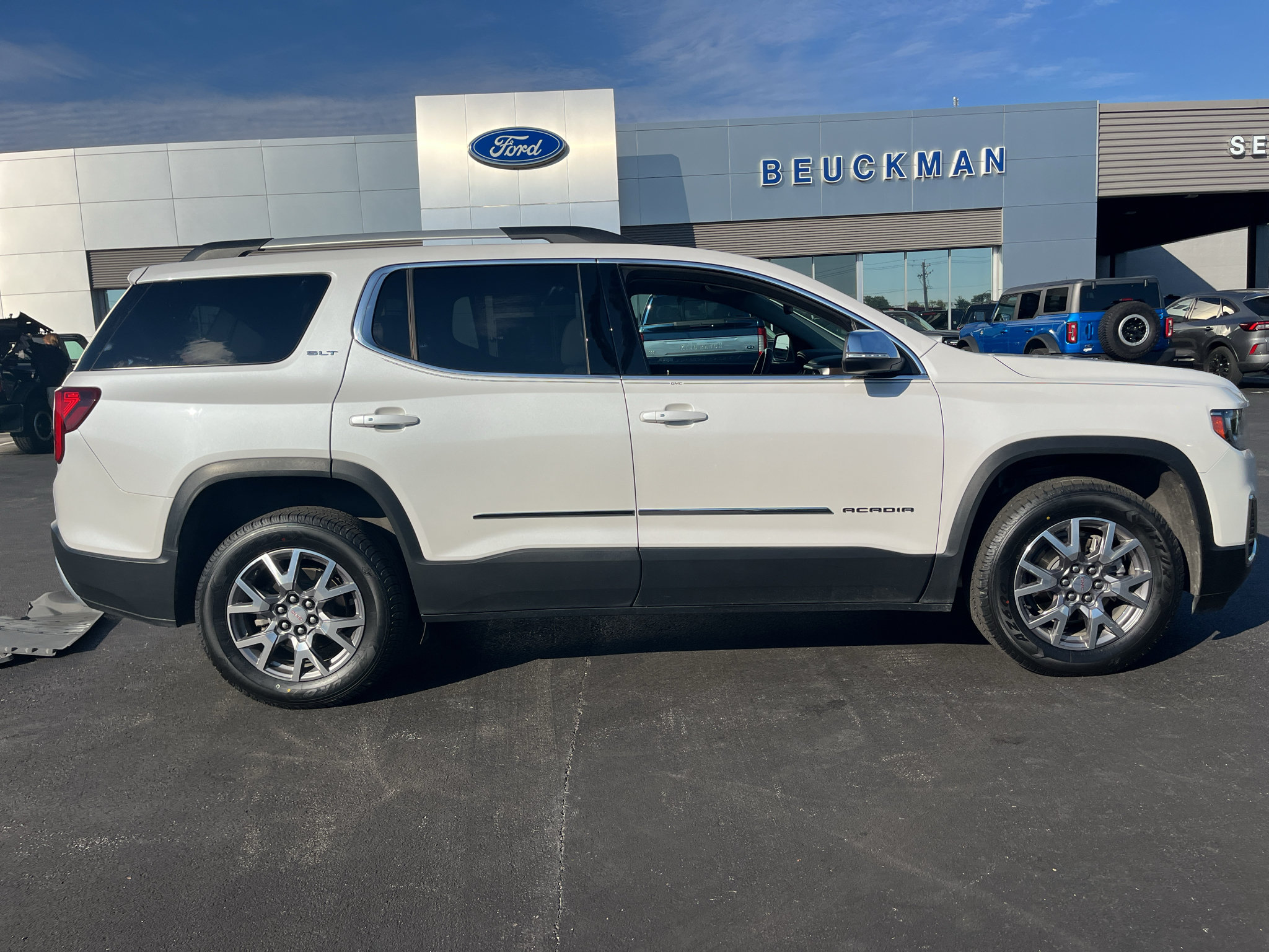Used 2021 GMC Acadia SLT w/ LPO, Bright Accent Package FWD image 9