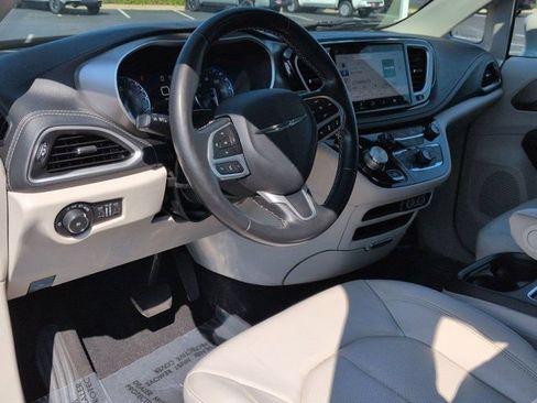 Used 2021 Chrysler Pacifica Touring-L FWD image 9