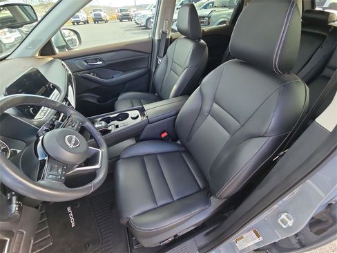 Used 2023 Nissan Rogue SL w/ SL Premium Package image 16