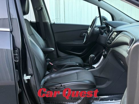 Used 2019 Chevrolet Trax LT w/ LT Convenience Package AWD/4WD image 17