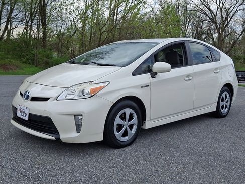 Used 2014 Toyota Prius Two FWD image 3