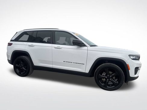 Used 2023 Jeep Grand Cherokee Altitude AWD/4WD image 2
