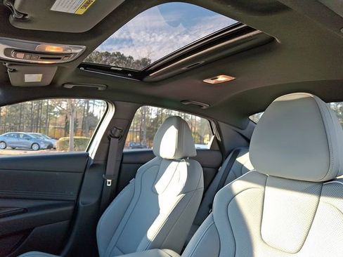 Used 2024 Hyundai Elantra Limited image 17