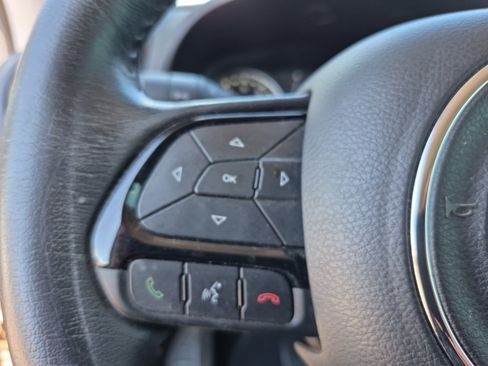 Used 2017 Jeep Renegade Altitude FWD image 26