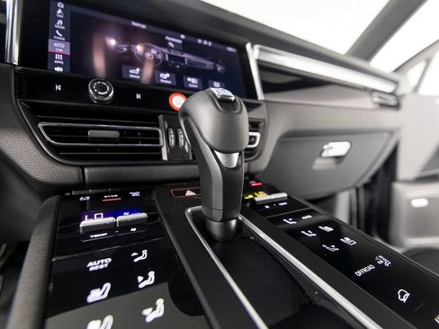 Certified 2026 Porsche Macan AWD/4WD image 32