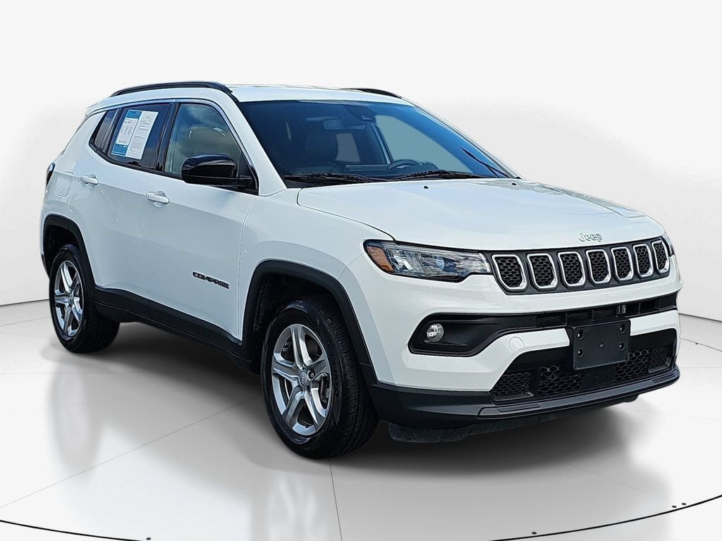 Used 2024 Jeep Compass Latitude AWD/4WD image 3