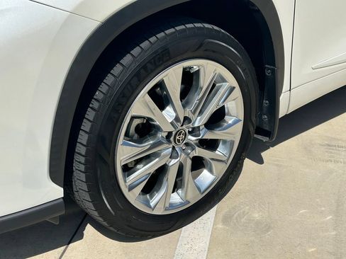 Used 2021 Toyota Highlander Limited AWD/4WD image 9